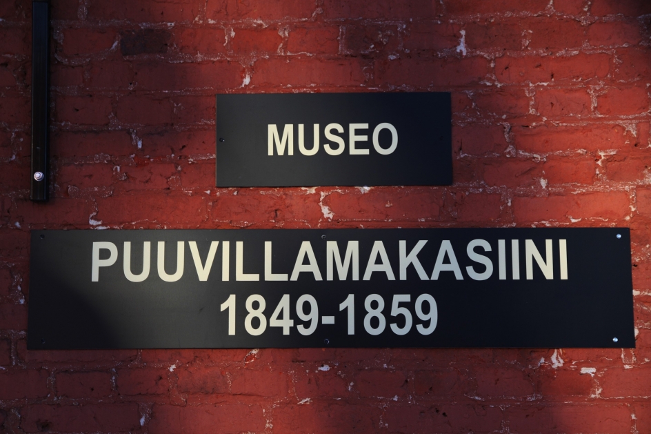 Kyltti Forssan museon museorakennuksen seinässä: puuvillamakasiini 1849-1859
